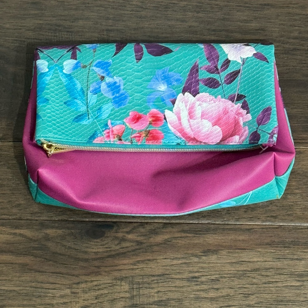 NWOT Bath & Body Works Floral Pink and Green Women's Clutch / Cosmetic Bag